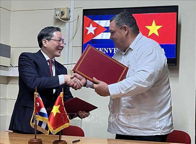 Hội Nông dân Việt Nam và Hội Tiểu nông Cuba ký Biên bản ghi nhớ hợp tác giai đoạn 2025-2030. Ảnh: Mai Phương - TTXVN