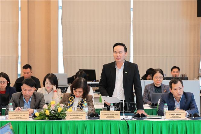 Ông Trương Mạnh Hùng, Trưởng Ban Ban Quản lý Khu kinh tế Quảng Ninh trình bày thu hút đầu tư đến mô hình phát triển bền vững trong KCN. Ảnh: Lê Đông - TTXVN