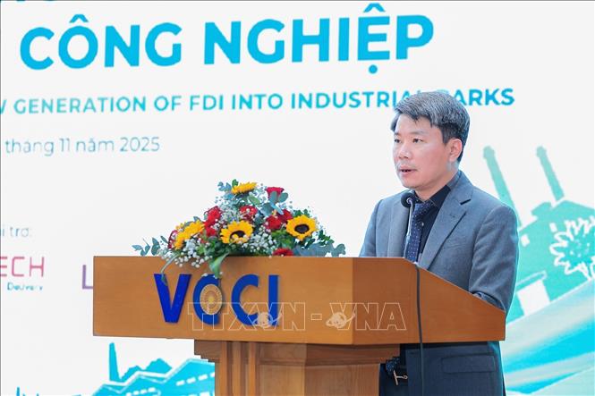 Ông Phạm Thanh Bình, Giám đốc Trung tâm xúc tiến thông tin và hỗ trợ đầu tư phía Bắc, Cục Đầu tư ngước ngoài, Bộ Tài chính trình bày trọng tâm thu hút FDI. Ảnh: Lê Đông - TTXVN