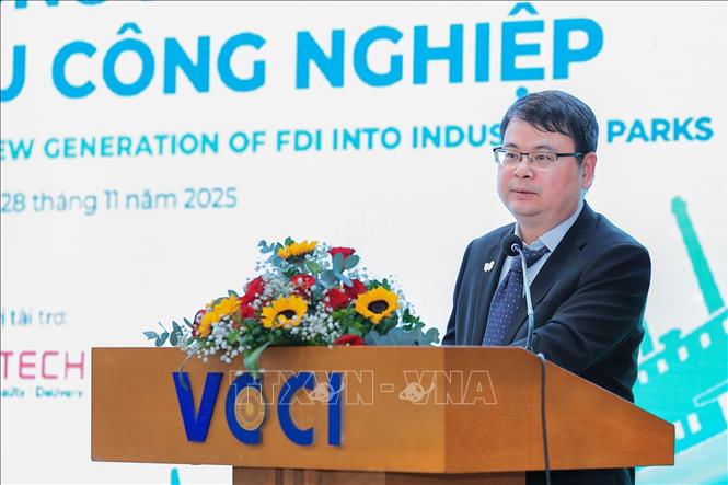 Ông Nguyễn Bá Hải, Phó Giám đốc Trung tâm Hỗ trợ XTTM&ĐT (Bộ Công Thương) trình bày Cơ hội đầu tư vào Việt Nam trong xu hướng thay đổi Chuỗi giá trị sản xuất. Ảnh: Lê Đông - TTXVN