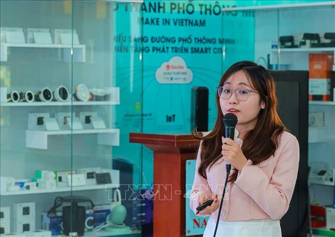 TS. Trần Thu Hà, Viện Sinh học trình bày báo cáo “Ứng dụng vi sinh vật trong Nuôi trồng thuỷ sản TTS”. Ảnh: Hoàng Hiếu - TTXVN