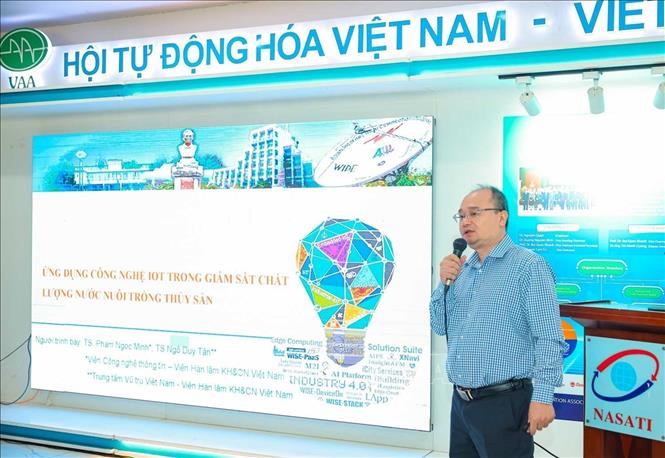 TS. Phạm Ngọc Minh, Viện Công nghệ thông tin trình bày báo cáo “Ứng dụng công nghệ IOT trong giám sát chất lượng nước nuôi trồng thuỷ sản”. Việc quan trắc chất lượng nước tự động, liên tục là một khâu then chốt, hỗ trợ các mô hình nuôi thâm canh, siêu thâm canh ngày càng phổ biến. Ảnh: Hoàng Hiếu - TTXVN