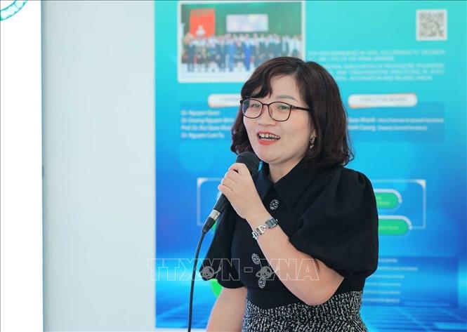PGS.TS. Lê Thị Nhi Công, Viện Sinh học lên trình bày bài tham luận “Ứng dụng vi sinh vật tạo màng sinh học trong xử lý ô nhiễm dầu mỏ”. Ảnh: Hoàng Hiếu - TTXVN