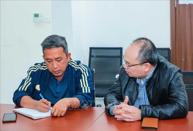 Các đại biểu và chuyên gia trao đổi trong “Hoạt động B2B matching kết nối cung cầu công nghệ trong lĩnh vực môi trường”. Ảnh: Hoàng Hiếu - TTXVN