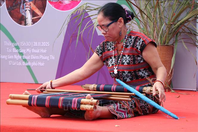 Quảng diễn dệt Dèng tại triển lãm. Ảnh: Mai Trang- TTXVN 