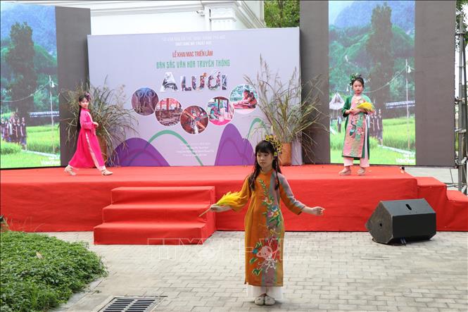 Trình diễn áo dài từ chất liệu truyền thống người đồng bào dân tộc thiểu số vùng cao A Lưới. Ảnh: Mai Trang- TTXVN 