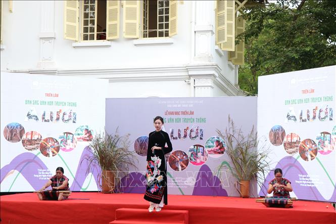 Trình diễn thời trang và quảng diễn dệt Dzèng. Ảnh: Mai Trang- TTXVN 