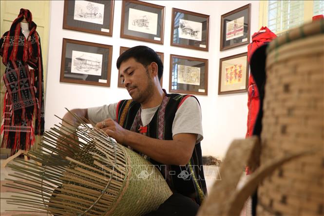 Nghệ nhân vùng cao A Lưới thao diễn tại triển lãm. Ảnh: Mai Trang- TTXVN 