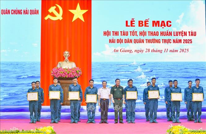 Chuẩn Đô đốc Lê Bá Quân, Phó Tư lệnh Quân chủng Hải quân trao giấy khen cho các tàu thuộc Hải đội dân quân thường trực tỉnh An Giang đạt giải.
Ảnh: TTXVN phát