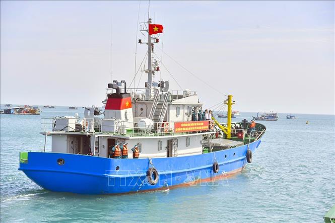 Cán bộ, chiến sĩ Hải Đội dân quân thường trực tỉnh An Giang thực hành điều khiển tàu trên biển.
Ảnh: TTXVN phát