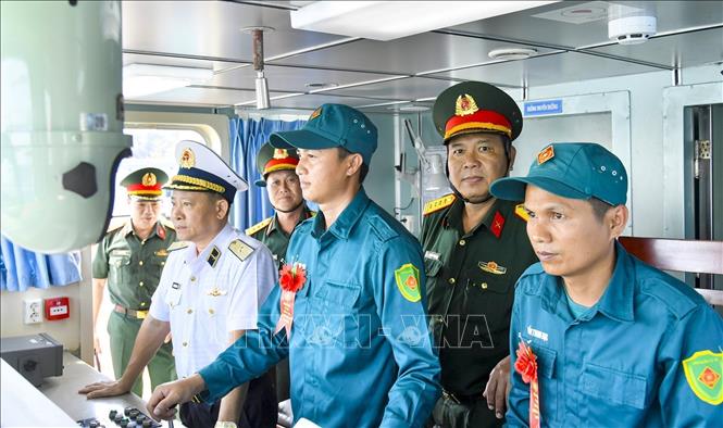 Cán bộ, chiến sĩ Hải Đội dân quân thường trực tỉnh An Giang thực hành điều khiển tàu trên biển.
Ảnh: TTXVN phát