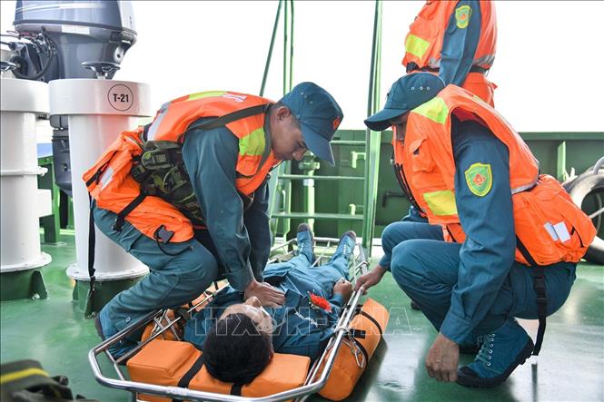 Cán bộ, chiến sĩ Hải Đội dân quân thường trực tỉnh An Giang tham gia nội dung thi cứu hộ, cứu nạn trên biển.
Ảnh: TTXVN phát