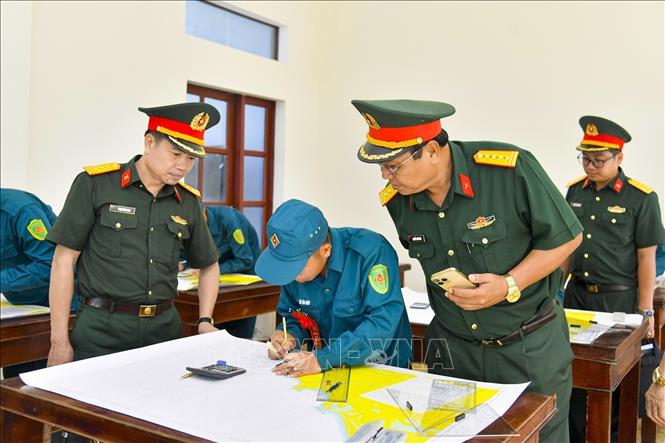 Cán bộ, chiến sĩ Hải Đội dân quân thường trực tỉnh An Giang tham gia nội dung thi tác nghiệp tổng hợp.
Ảnh: TTXVN phát