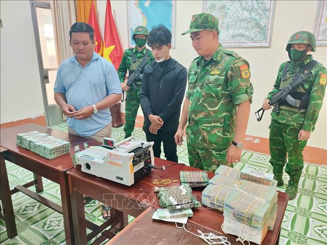 Đối tượng Nguyễn Văn Châu bị bắt quả tang vận chuyển hơn 7 tỉ đồng qua biên giới. Ảnh: TTXVN phát