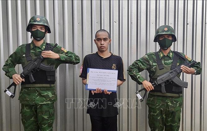 Đối tượng Nguyễn Văn Châu bị bắt quả tang vận chuyển hơn 7 tỉ đồng qua biên giới. Ảnh: TTXVN phát