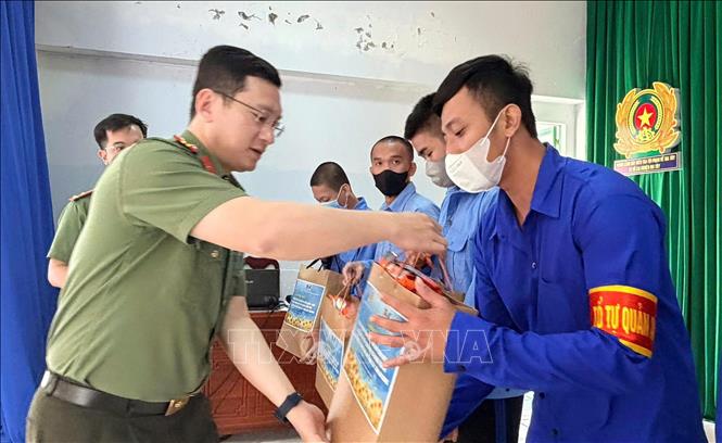 Trung tá Trương Văn Quốc, Trưởng Ban Thanh niên Công an tỉnh An Giang tặng quà cho học viên cai nghiện tiến bộ
Ảnh: TTXVN phát