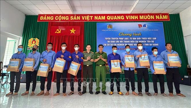 Ban tổ chức tặng quà cho học viên cai nghiện tiến bộ
Ảnh: TTXVN phát