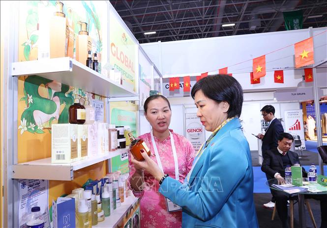 Đại sứ Việt Nam tại Thổ Nhĩ Kỳ Đặng Thị Thu Hà tham quan gian hàng của Hợp tác xã HTX Hà Nội Xanh tại triển lãm Halal Expo 2025. Ảnh: Văn Điệp - TTXVN 