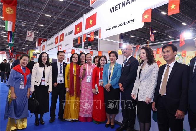 Đại sứ Việt Nam tại Thổ Nhĩ Kỳ Đặng Thị Thu Hà, các đại biểu và doanh nghiệp Việt Nam tại triển lãm Halal Expo 2025. Ảnh: Văn Điệp - TTXVN