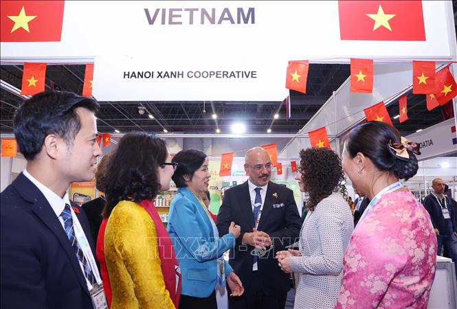 Đại sứ Việt Nam tại Thổ Nhĩ Kỳ Đặng Thị Thu Hà, các đại biểu và doanh nghiệp Việt Nam tại triển lãm Halal Expo 2025. Ảnh: Văn Điệp - TTXVN