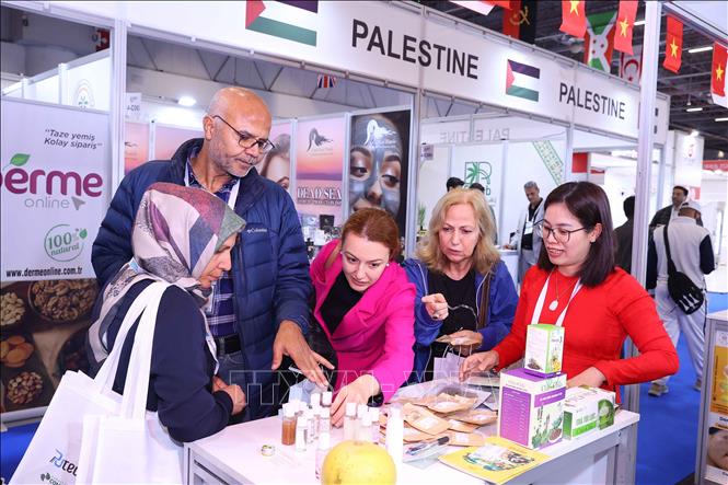 Đại biểu tham quan các gian hàng hợp tác xã, doanh nhiệp Việt Nam tại tại triển lãm Halal Expo 2025. Ảnh: Văn Điệp - TTXVN 