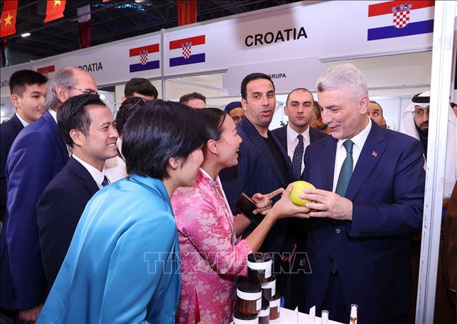 Bộ trưởng Thương mại Thổ Nhĩ Kỳ Omer Bolat tham quan gian hàng của Hợp tác xã HTX Hà Nội Xanh, Việt Nam tại triển lãm Halal Expo 2025. Ảnh: Văn Điệp - TTXVN 