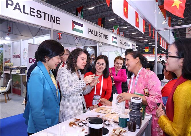 Đại biểu tham quan gian hàng của Hợp tác xã HTX Hà Nội Xanh, Việt Nam tại triển lãm Halal Expo 2025. Ảnh: Văn Điệp - TTXVN 