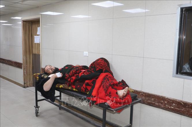 Một người đàn ông bị thương sau các cuộc không kích của Israel được chuyển tới bệnh viện ở Damascus, Syria ngày 28/11/2025. Ảnh: THX/TTXVN