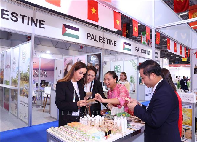 Đại biểu tham quan gian hàng của Hợp tác xã HTX Hà Nội Xanh, Việt Nam tại triển lãm Halal Expo 2025. Ảnh: Văn Điệp - TTXVN 