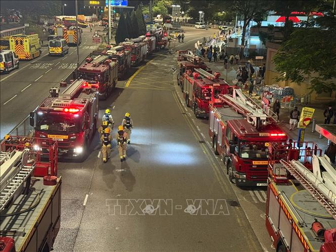 Lực lượng cứu hỏa tại hiện trường vụ cháy. Ảnh: Mạc Luyện PV TTXVN tại Hong Kong