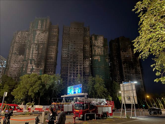 Khu tổ hợp Wang Fuk Court ở quận Tai Po, Hong Kong đã được dập lửa hoàn toàn. Ảnh: Mạc Luyện PV TTXVN tại Hong Kong