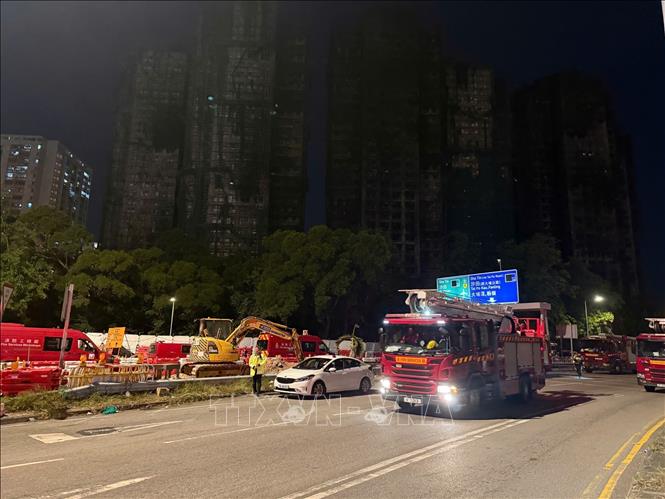 Xe chữa cháy tại hiện trường vụ cháy chung cư ở Hong Kong. Ảnh: Mạc Luyện PV TTXVN tại Hong Kong