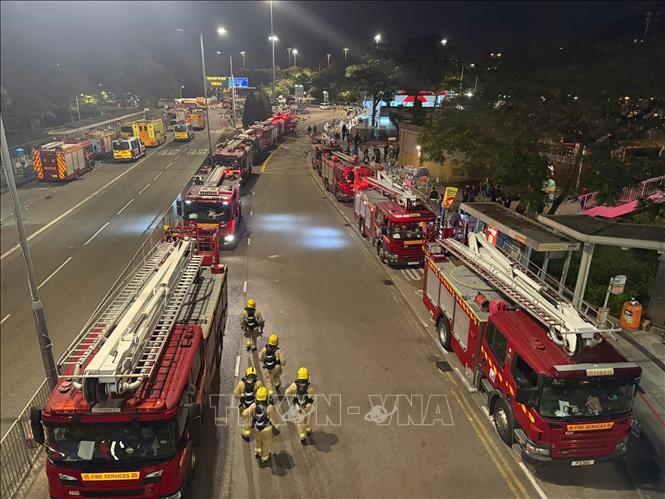 Lực lượng cứu hỏa tại hiện trường vụ cháy chung cư. Ảnh: Mạc Luyện PV TTXVN tại Hong Kong