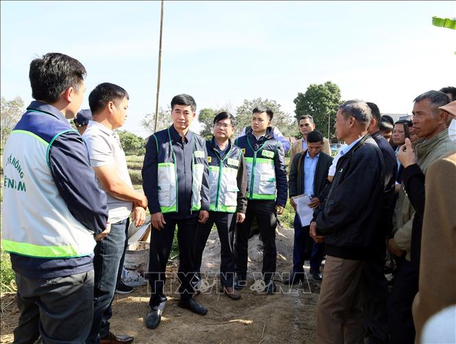 Cán bộ Trung tâm Khuyến nông quốc gia hướng dẫn người dân vùng lũ tỉnh Lạng Sơn khôi phục sản xuất nông nghiệp. Ảnh: Văn Đạt - TTXVN