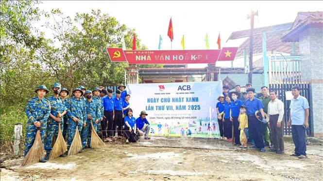 Tuổi trẻ phường Chơn Thành (tỉnh Đồng Nai) ra quân Ngày Chủ nhật xanh, chung tay bảo vệ môi trường. Ảnh: Nhật Bình – TTXVN.