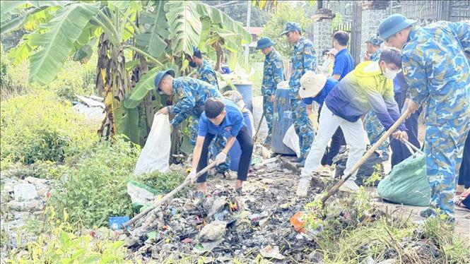 Tuổi trẻ Đồng Nai chung tay bảo vệ môi trường sống xanh, sạch, an toàn. Ảnh: Nhật Bình – TTXVN.