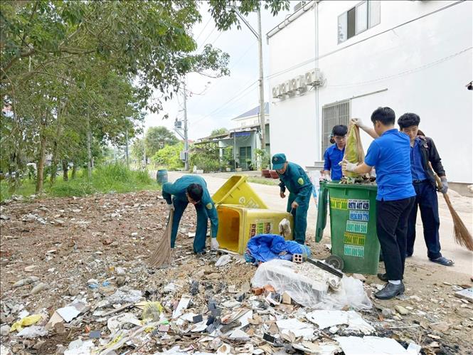 Tuổi trẻ Đồng Nai chung tay bảo vệ môi trường trong xây dựng nông thôn mới nâng cao và văn minh đô thị. Ảnh: Nhật Bình – TTXVN.