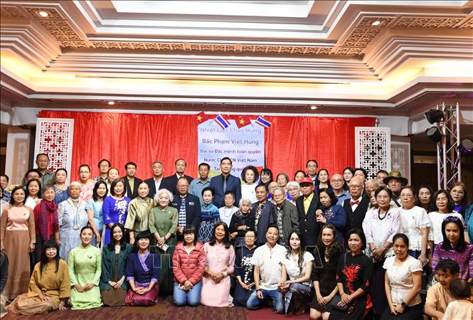 Đại sứ Phạm Việt Hùng chụp ảnh lưu niệm với bà con kiều bào tại Chiang Mai. Ảnh: Đỗ Sinh - P/v TTXVN tại Thái Lan