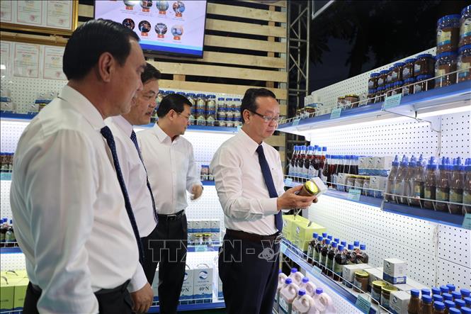 Phó Chủ tịch UBND TP. Hồ Chí Minh Bùi Minh Thạnh tham quan tại các gian hàng tại sự kiện Kết nối giao thương sản phẩm OCOP TP. Hồ Chí Minh lần thứ nhất. Ảnh: Hoàng Nhị - TTXVN.