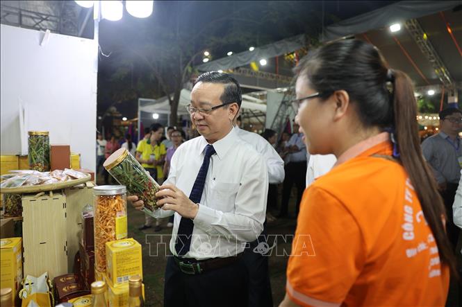 Phó Chủ tịch UBND TP. Hồ Chí Minh Bùi Minh Thạnh tham quan tại các gian hàng tại sự kiện Kết nối giao thương sản phẩm OCOP TP. Hồ Chí Minh lần thứ nhất. Ảnh: Hoàng Nhị - TTXVN.