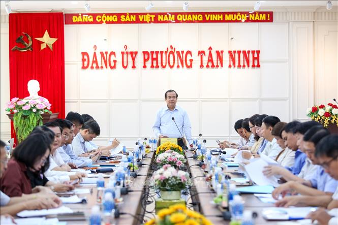 Ông Nguyễn Hồng Thanh, Phó Chủ tịch UBND tỉnh Tây Ninh làm việc với lãnh đạo các sở, ngành cùng các địa phương về tháo gỡ vướng mắc trong vận hành mô hình chính quyền 2 cấp. Ảnh: Giang Phương - TTXVN