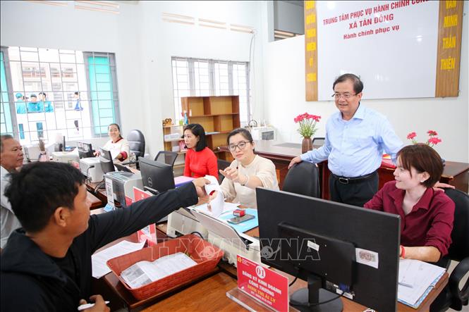 Ông Nguyễn Hồng Thanh, Phó Chủ tịch UBND tỉnh Tây Ninh, lắng nghe ý kiến của người dân về việc giải quyết thủ tục hành chính tại địa phương. Ảnh: Giang Phương – TTXVN