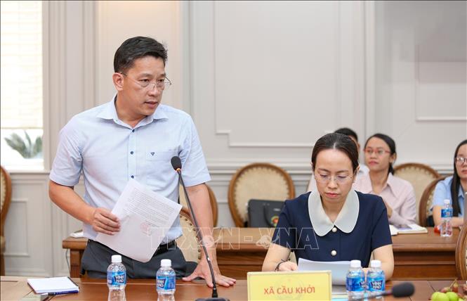 Lãnh đạo UBND xã Cầu Khởi nêu các kiến nghị để tỉnh và các sở ngành liên quan có phương án tháo gỡ những khó khăn, vướng mắc trong quá trình triển khai mô hình chính quyền địa phương 2 cấp. Ảnh: Giang Phương - TTXVN