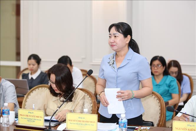 Phó Giám đốc Sở Nội vụ tỉnh Tây Ninh Nguyễn Thị Thanh Nhàn giải quyết các kiến nghị của các địa phương nhằm tháo gỡ những khó khăn, vướng mắc trong vận hành chính quyền địa phương 2 cấp. Ảnh: Giang Phương - TTXVN