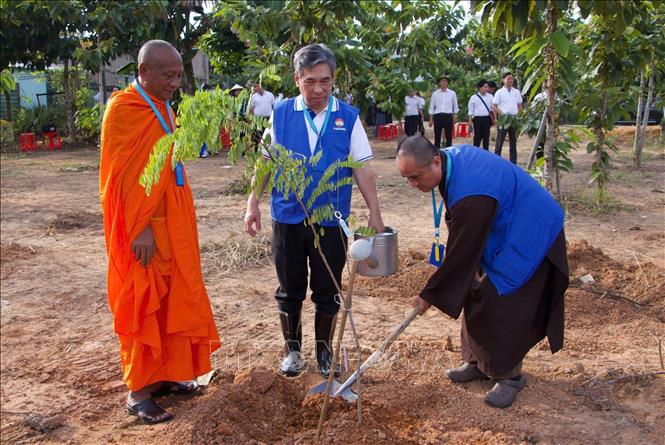 Đồng chí Nguyễn Phước Lộc và đại biểu trồng cây tại chương trình. Ảnh: Huyền Trang - TTXVN 
