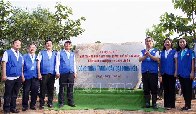 Đại biểu chụp hình lưu niệm tại công trình. Ảnh: Huyền Trang - TTXVN 