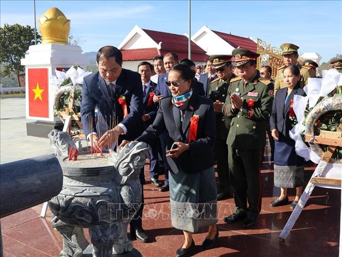 Các đại biểu dâng hương tại Đài tưởng niệm Liên minh chiến đấu Lào – Việt Nam tỉnh Xaysomboun. Ảnh: TTXVN phát