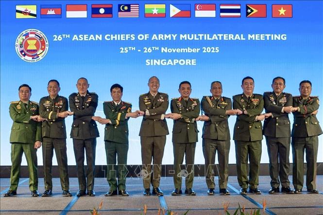 Sen. Lieut. Gen. Nguyen Van Nghia (4thL) attend ACAMM-26. VNA/Photo by courtesy