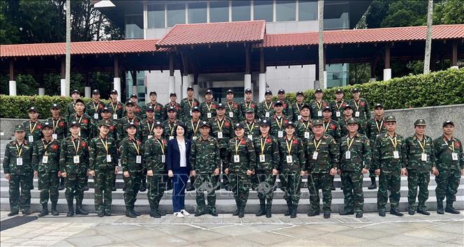 Sen. Lieut. Gen. Nguyen Van Nghia and the Vietnamese shooters taking part in AARM-33. VNA/Photo by courtesy