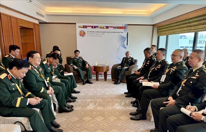 Sen. Lieut. Gen. Nguyen Van Nghia meets with the Thai delegation. VNA/Photo by courtesy